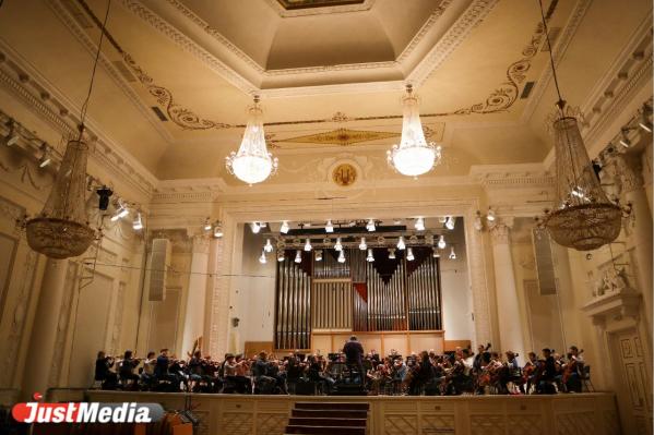 В Свердловской филармонии к паркету спустили люстры из богемского стекла - Фото 3