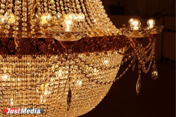 В Свердловской филармонии к паркету спустили люстры из богемского стекла - Фото 4