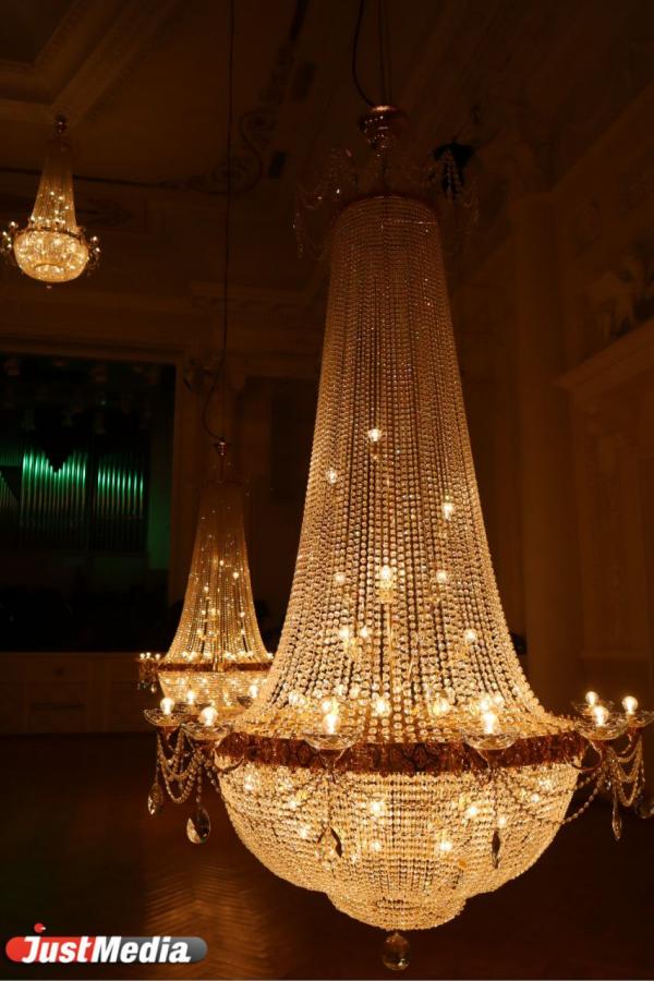 В Свердловской филармонии к паркету спустили люстры из богемского стекла - Фото 5