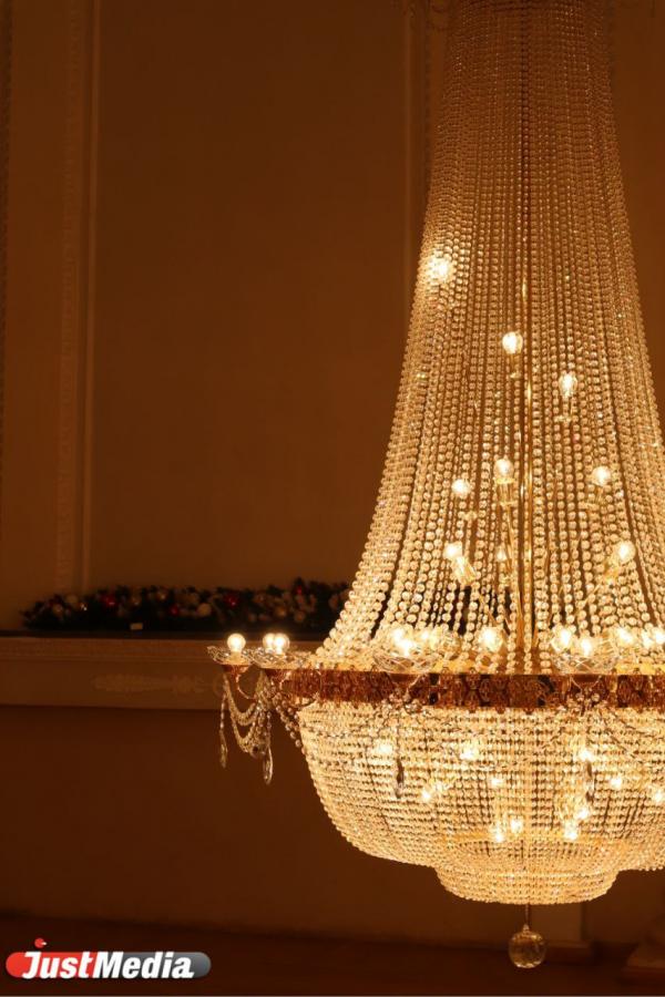 В Свердловской филармонии к паркету спустили люстры из богемского стекла - Фото 7