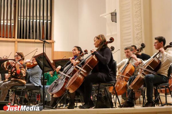 В Свердловской филармонии к паркету спустили люстры из богемского стекла - Фото 8
