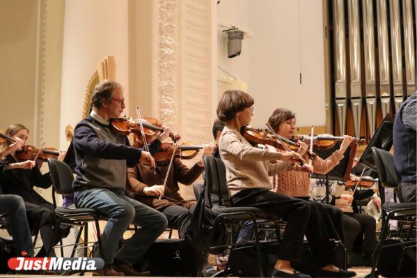 В Свердловской филармонии к паркету спустили люстры из богемского стекла - Фото 9