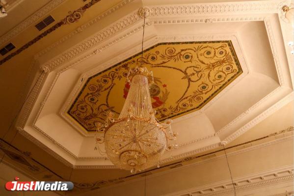 В Свердловской филармонии к паркету спустили люстры из богемского стекла - Фото 11