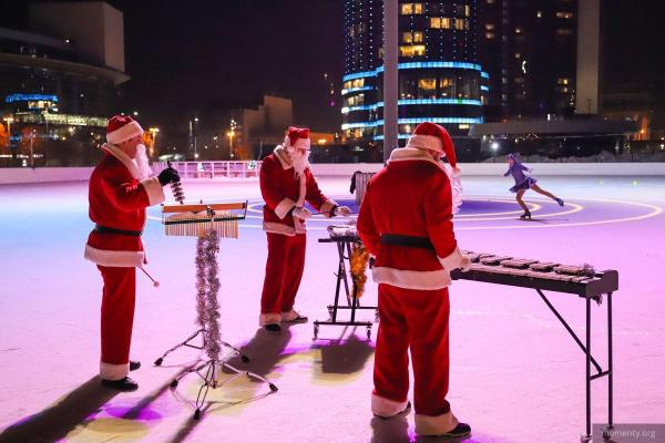 К 130-летию балета «Щелкунчик» музыканты из Екатеринбурга сыграли на катке «Танец Феи Драже» - Фото 3