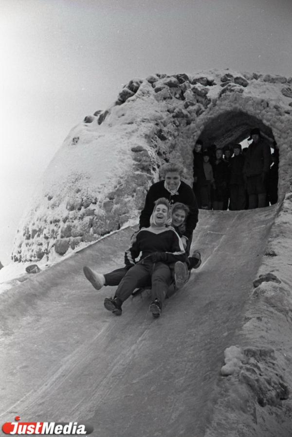 «Лишь одинокий трамвай с трудом шел по маршруту, свидетельствуя о том, что город живет». Погодные рекорды новогодних праздников в Свердловске и Екатеринбурге - Фото 2