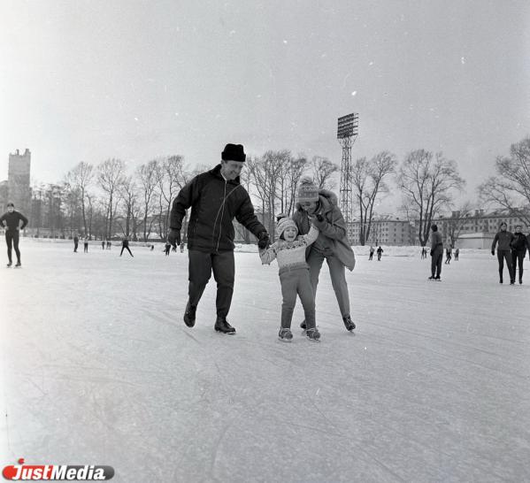 «Лишь одинокий трамвай с трудом шел по маршруту, свидетельствуя о том, что город живет». Погодные рекорды новогодних праздников в Свердловске и Екатеринбурге - Фото 4