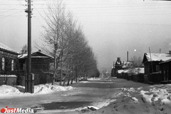 «Лишь одинокий трамвай с трудом шел по маршруту, свидетельствуя о том, что город живет». Погодные рекорды новогодних праздников в Свердловске и Екатеринбурге - Фото 5