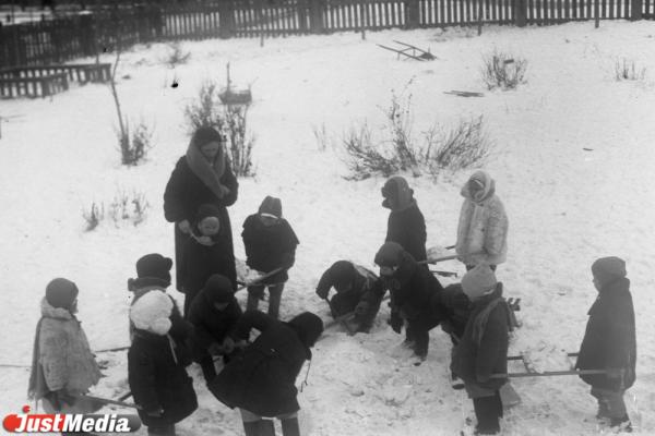 «Лишь одинокий трамвай с трудом шел по маршруту, свидетельствуя о том, что город живет». Погодные рекорды новогодних праздников в Свердловске и Екатеринбурге - Фото 6