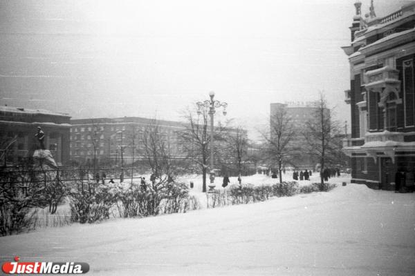 «Лишь одинокий трамвай с трудом шел по маршруту, свидетельствуя о том, что город живет». Погодные рекорды новогодних праздников в Свердловске и Екатеринбурге - Фото 7