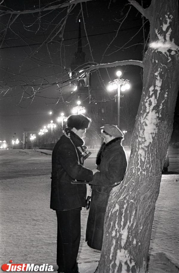 «Лишь одинокий трамвай с трудом шел по маршруту, свидетельствуя о том, что город живет». Погодные рекорды новогодних праздников в Свердловске и Екатеринбурге - Фото 10