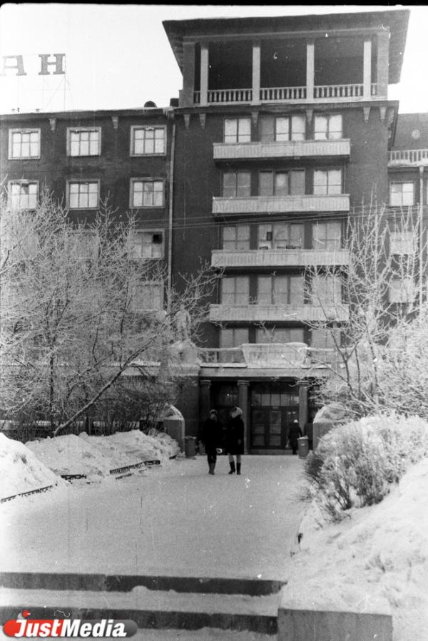 «Лишь одинокий трамвай с трудом шел по маршруту, свидетельствуя о том, что город живет». Погодные рекорды новогодних праздников в Свердловске и Екатеринбурге - Фото 11