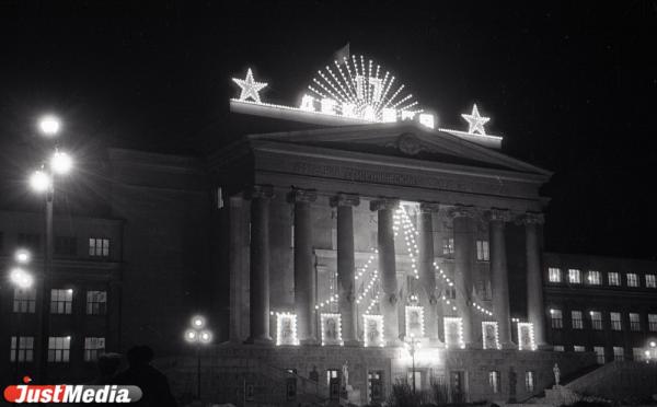 «Лишь одинокий трамвай с трудом шел по маршруту, свидетельствуя о том, что город живет». Погодные рекорды новогодних праздников в Свердловске и Екатеринбурге - Фото 12