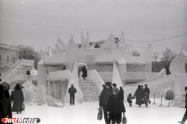 «Лишь одинокий трамвай с трудом шел по маршруту, свидетельствуя о том, что город живет». Погодные рекорды новогодних праздников в Свердловске и Екатеринбурге - Фото 13
