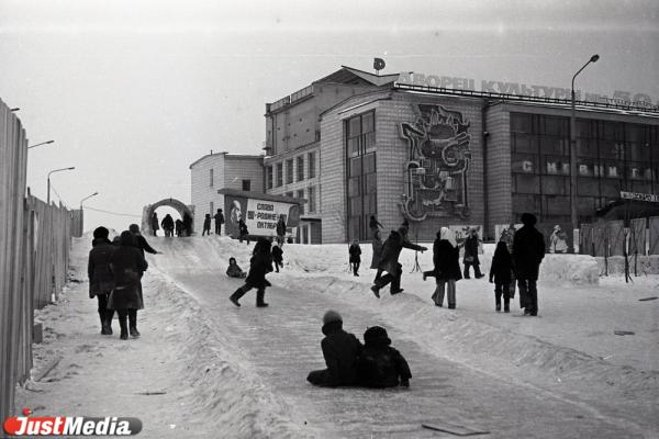 «Лишь одинокий трамвай с трудом шел по маршруту, свидетельствуя о том, что город живет». Погодные рекорды новогодних праздников в Свердловске и Екатеринбурге - Фото 14
