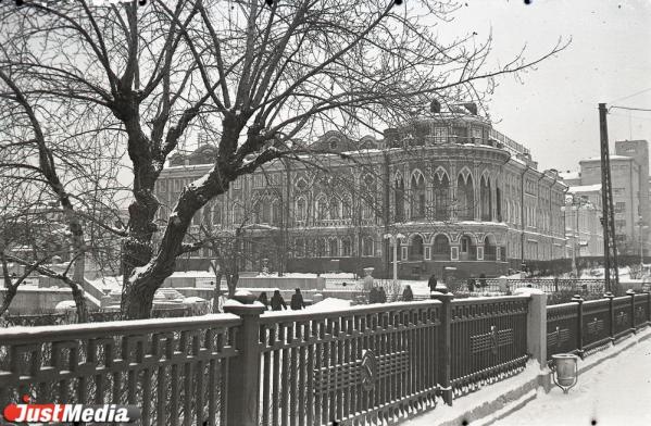 «Лишь одинокий трамвай с трудом шел по маршруту, свидетельствуя о том, что город живет». Погодные рекорды новогодних праздников в Свердловске и Екатеринбурге - Фото 15