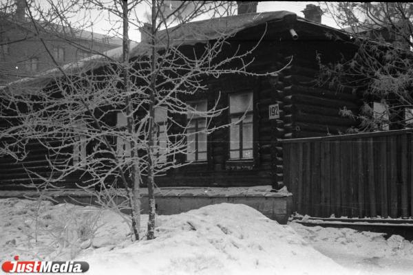 «Лишь одинокий трамвай с трудом шел по маршруту, свидетельствуя о том, что город живет». Погодные рекорды новогодних праздников в Свердловске и Екатеринбурге - Фото 16