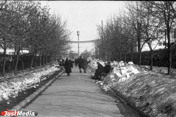 «Лишь одинокий трамвай с трудом шел по маршруту, свидетельствуя о том, что город живет». Погодные рекорды новогодних праздников в Свердловске и Екатеринбурге - Фото 17