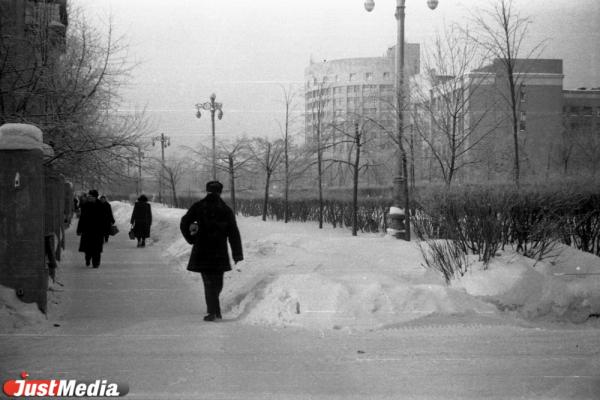 «Лишь одинокий трамвай с трудом шел по маршруту, свидетельствуя о том, что город живет». Погодные рекорды новогодних праздников в Свердловске и Екатеринбурге - Фото 18