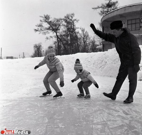 «Лишь одинокий трамвай с трудом шел по маршруту, свидетельствуя о том, что город живет». Погодные рекорды новогодних праздников в Свердловске и Екатеринбурге - Фото 3