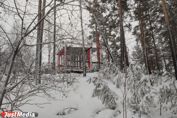 В лесу под Сысертью на вершине горы появилась загадочная инсталляция - Фото 2