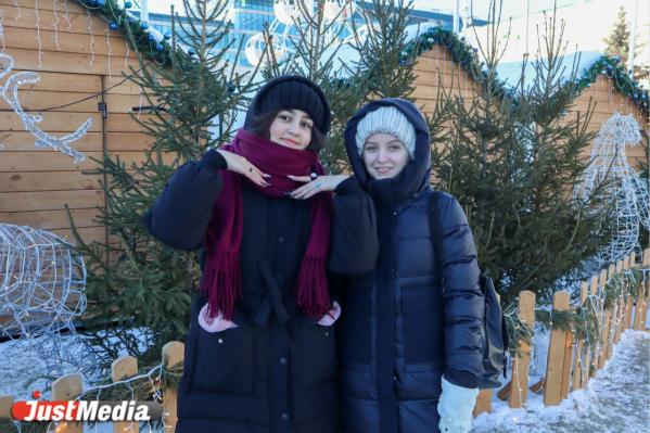 Чинигул Ёрбекова и Елизавета Конева, студентки: «Зимой можно почувствовать себя детьми». В Екатеринбурге -8 градусов - Фото 2