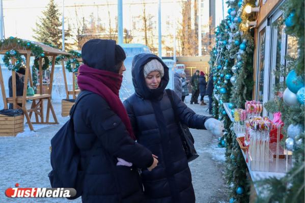 Чинигул Ёрбекова и Елизавета Конева, студентки: «Зимой можно почувствовать себя детьми». В Екатеринбурге -8 градусов - Фото 5