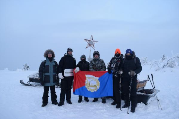 Профсоюзный актив Свердловской области в -35 градусов поднялся на одну из самых высоких гор региона - Фото 3