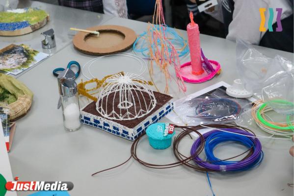 Колонки, часы, ключницы. Уральские школьники изготовили сувениры из елей, спиленных перед администрацией - Фото 5