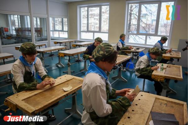 Колонки, часы, ключницы. Уральские школьники изготовили сувениры из елей, спиленных перед администрацией - Фото 8
