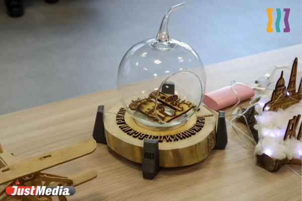 Колонки, часы, ключницы. Уральские школьники изготовили сувениры из елей, спиленных перед администрацией - Фото 14