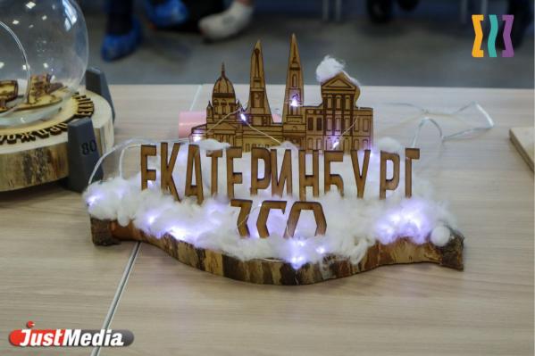 Колонки, часы, ключницы. Уральские школьники изготовили сувениры из елей, спиленных перед администрацией - Фото 16