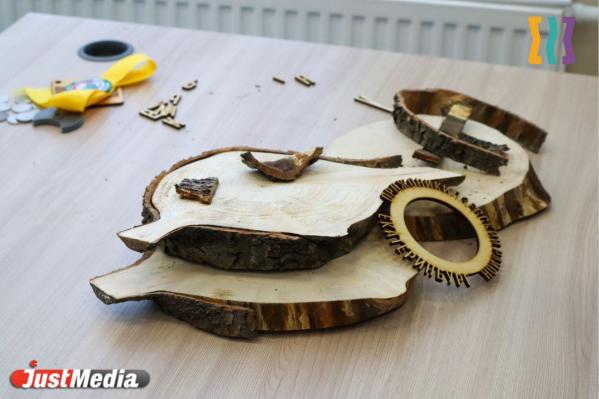 Колонки, часы, ключницы. Уральские школьники изготовили сувениры из елей, спиленных перед администрацией - Фото 17