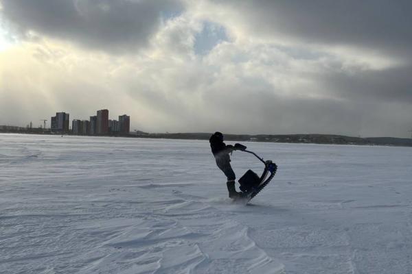 Катаемся на мотосноубордах по Верх-Исетскому пруду. Тест нового вида зимнего отдыха в JustTrip - Фото 8