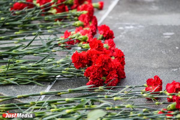 В Екатеринбурге возложили цветы к памятнику маршалу Советского Союза Георгию Жукову - Фото 2