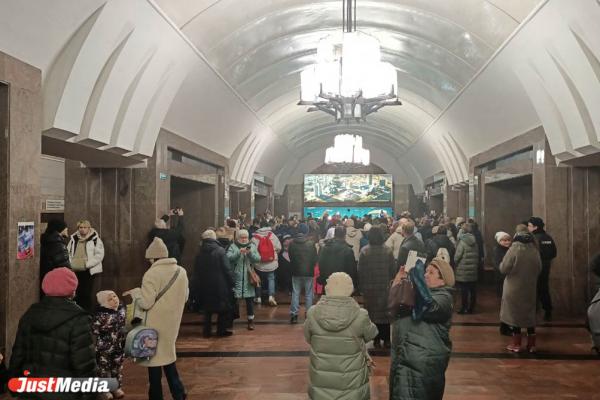 Сотни Екатеринбуржцев спустились в метрополитен, чтобы послушать органный концерт - Фото 3