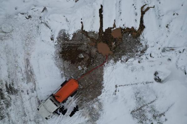 Свердловские экологи обнаружили на незаконном полигоне под Верхней Пышмой ассенизаторов, которые сливали нечистоты в почву - Фото 2