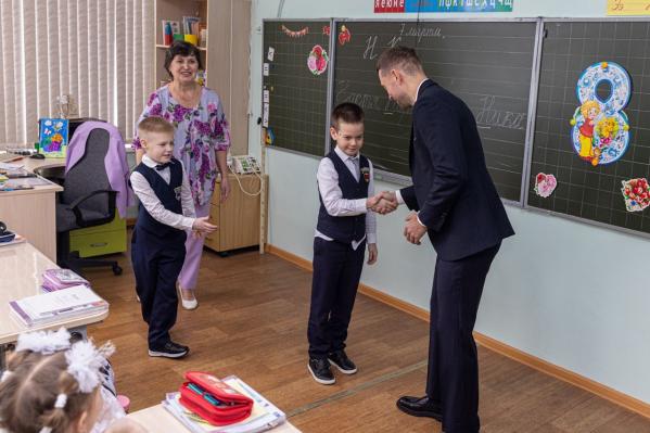Депутат Екатеринбургской гордумы Алексей Вихарев закупил мебель для эльмашевской школы № 167 - Фото 2