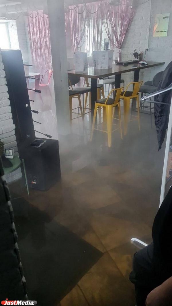 В центре Екатеринбурга из-за порыва трубы отопления затопило бар-лабораторию - Фото 3