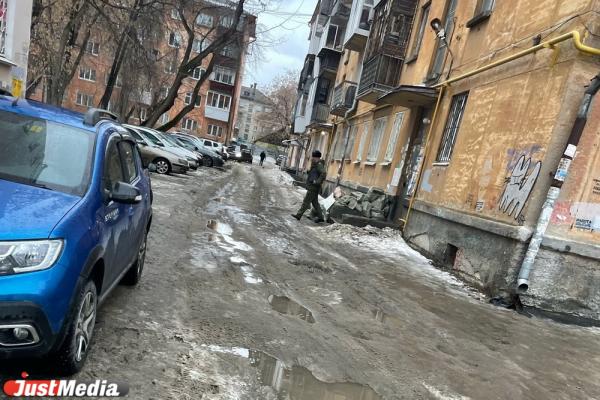 Жители Екатеринбурга массово жалуются на управляющие компании: их дворы представляют собой то каток, то зыбкое болото - Фото 2