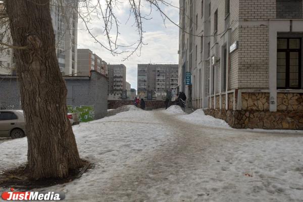 Жители Екатеринбурга массово жалуются на управляющие компании: их дворы представляют собой то каток, то зыбкое болото - Фото 3
