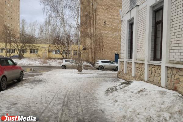 Жители Екатеринбурга массово жалуются на управляющие компании: их дворы представляют собой то каток, то зыбкое болото - Фото 4