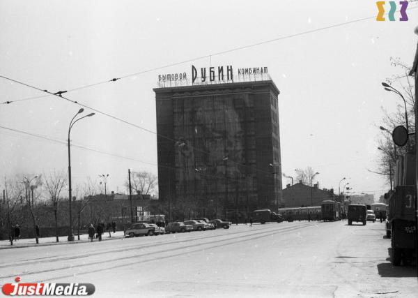 По ней ходили поезда, а в бывшем костеле открыли автовокзал. Семь интересных фактов о Малышева в Екатеринбурге - Фото 9