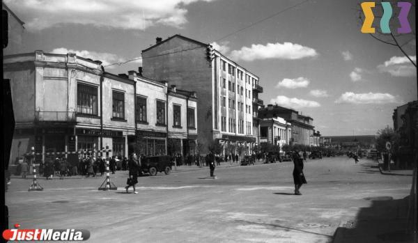 По ней ходили поезда, а в бывшем костеле открыли автовокзал. Семь интересных фактов о Малышева в Екатеринбурге - Фото 12