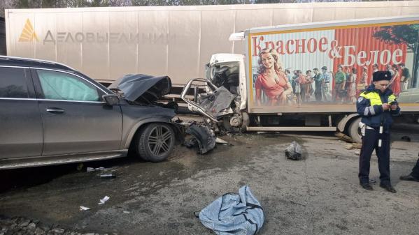 Один человек погиб и еще 5 пострадали: на Пермском тракте водитель «Мерседеса» уснул за рулем и устроил страшное ДТП - Фото 2