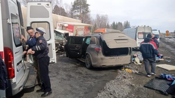 Один человек погиб и еще 5 пострадали: на Пермском тракте водитель «Мерседеса» уснул за рулем и устроил страшное ДТП - Фото 3