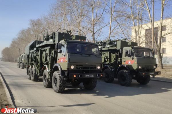 Первая репетиция парада Победы в Екатеринбурге прошло без инцидентов. ФОТО - Фото 2