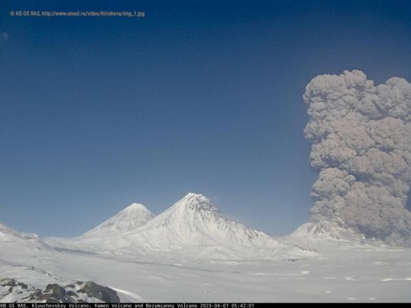 Вулкан Безымянный на Камчатке выбросил пепел на высоту до 12 километров - Фото 2