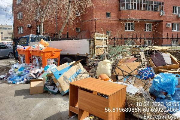 В Екатеринбурге управляющая компания забросила контейнерную площадку рядом с парком Маяковского - Фото 2