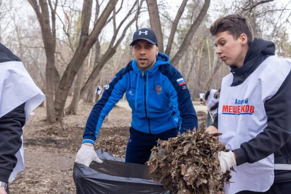 Депутаты Екатеринбургской гордумы вывели сто человек на субботник в парк «Уралмаш» - Фото 3