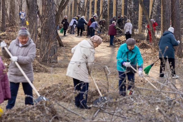 Депутаты Екатеринбургской гордумы вывели сто человек на субботник в парк «Уралмаш» - Фото 4